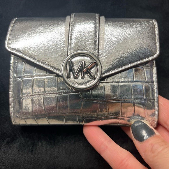 🔥NWT- Micheal Kors Carmen Medium Metallic Crocodile Embossed Tri-Fold Wallet🔥 - Picture 13 of 13